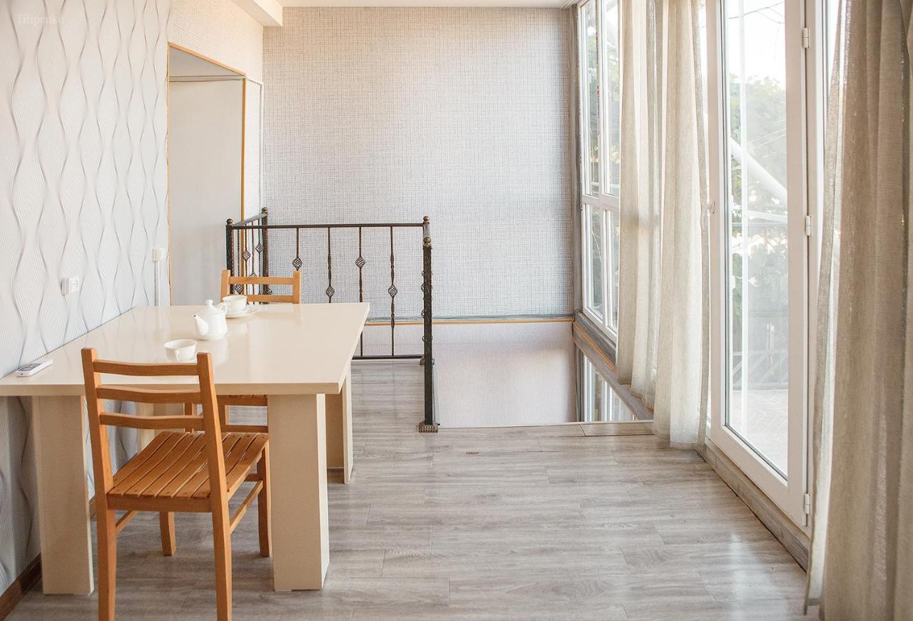 Blossom Hostel Updated ! Обновлено !!! City Center! Perfect Order!!! Snow-White Bed Linen!!! Идеальный Порядок!!! Белоснежное Постельное Белье!!! Центр Города !!! 트빌리시 외부 사진
