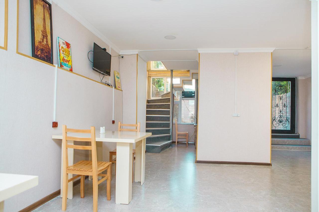Blossom Hostel Updated ! Обновлено !!! City Center! Perfect Order!!! Snow-White Bed Linen!!! Идеальный Порядок!!! Белоснежное Постельное Белье!!! Центр Города !!! 트빌리시 외부 사진